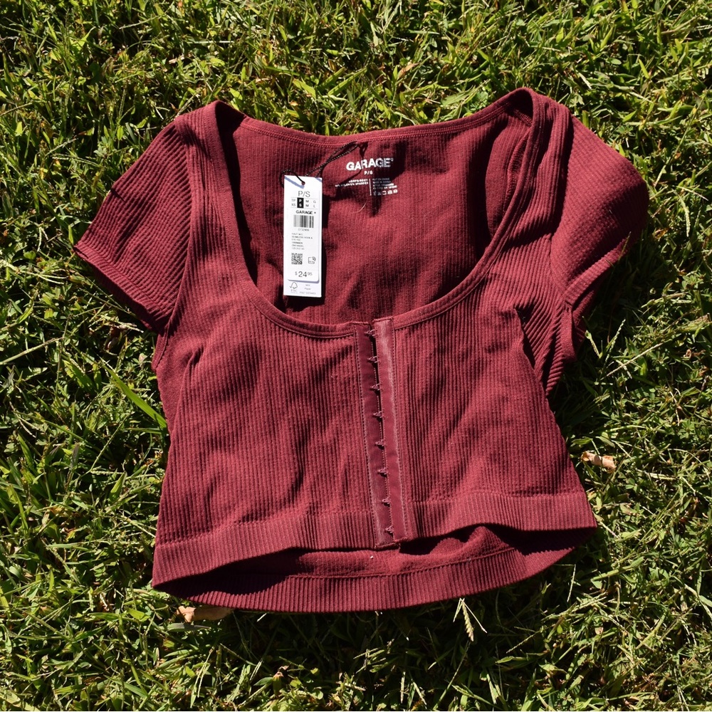 garage burgundy scoop neck crop top tee! 🕊